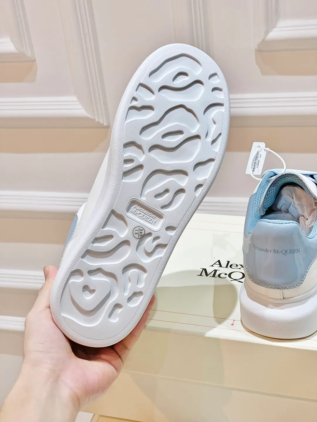 👟👟Ex-factory price 560👟👟 𝐀𝐥𝐞𝐱𝐚𝐧𝐝𝐞𝐫 𝐌𝐜𝐐𝐮𝐞𝐞𝐧A must-have for going out ~ full of confidence. McQueen white shoes are versatile and can instantly elongate your proportions. The long legs that fill the screen make you confident, sweet and cool, and can be controlled by both male and female gods, making you look better as you wear them. ⭐Shoe upper material: first-layer cowhide ⭐Shoe lining material: sheepskin ⭐Available sizes: 35-40, male 39-45 (female 40, male 45 customized)
